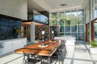 jadalnia z drewnianym stołem i krzesłami w obiekcie The Nine Mirissa w mieście Mirissa