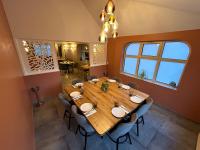 Un comedor con una gran mesa y sillas de madera. en C La Suite, en Pomponne