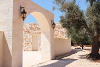 LatianoMasseria Cortese的石墙上有一棵树的拱门