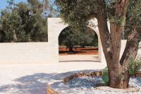 LatianoMasseria Cortese的石圈里的一棵树，旁边还有一棵树