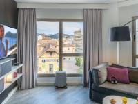 Televízia a/alebo spoločenská miestnosť v ubytovaní Novotel Suites Malaga Centro