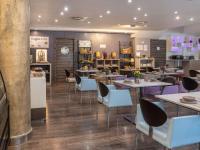 Reštaurácia alebo iné gastronomické zariadenie v ubytovaní Novotel Suites Malaga Centro
