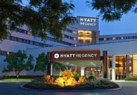 un edificio de oficinas con una señal que lee la regencia de hyatt en Hyatt Regency New Brunswick, en New Brunswick