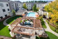 una vista aérea de una piscina en un complejo de apartamentos en Hyatt House Boston Waltham, en Waltham