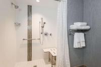 Un baño con ducha, WC y toallas. en Hyatt Place Austin Cedar Park, en Cedar Park