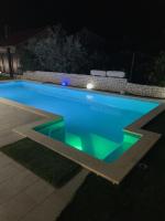 Bazén v ubytovaní Villa Skyline- near beach and city center with heated pool alebo v jeho blízkosti