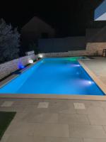 Bazén v ubytovaní Villa Skyline- near beach and city center with heated pool alebo v jeho blízkosti