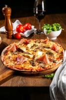 ビージャ・デ・レイバにあるSanta Lucía Casa Hotelの木製テーブルの上に座るピザ