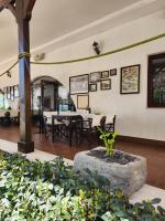 une salle à manger avec une table, des chaises et une plante dans l'établissement Úchvatný výhled na moře, à Aheloy