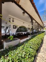 un bâtiment avec des plantes qui poussent à l'intérieur dans l'établissement Úchvatný výhled na moře, à Aheloy