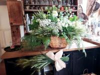 a basket of flowers on top of a counter at Gîtes du Manoir de la Porte in Les Authieux-sur-Calonne