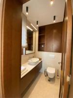 ein Badezimmer mit Waschbecken und Toilette in der Unterkunft Belsize Villas in Budva