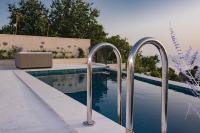 Der Swimmingpool an oder in der Nähe von Belsize Villas
