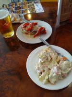 due piatti di cibo su un tavolo con una bevanda di Ronda Centro - Glamour a Ronda