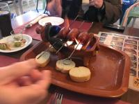 un piatto di cibo con salsiccia e pane su un tavolo di Ronda Centro - Glamour a Ronda