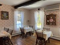 Posezení v ubytování Echo Lake Inn