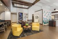 グレープバインにあるHyatt Place Dallas&#47;Grapevineの黄色い椅子とテーブルのあるロビー