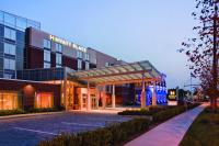 Un estacionamiento vacío frente a un edificio en Hyatt Place Long Island East End, en Riverhead