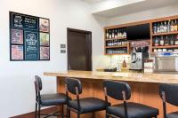 un bar en un restaurante con sillas alrededor en Hyatt Place Lexington, en Lexington