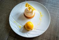 Un plato blanco con un postre sobre una mesa. en Hôtel L'Escale Marine Valdys Resort & SPA, en Douarnenez