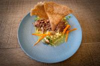 Un plato azul con un sándwich y zanahorias encima. en Hôtel L'Escale Marine Valdys Resort & SPA, en Douarnenez