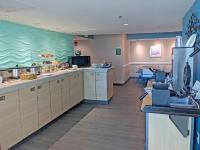 ein Wartezimmer in einem Krankenhaus mit einer Theke in der Unterkunft Seaside Resort in Myrtle Beach