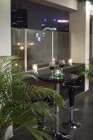 twee wijnglazen zittend op een tafel met kaarsen bij El Angolo in Lima