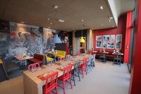 ノワジー・ル・グランにあるIbis Marne la Vallée Noisyの赤い壁のレストラン