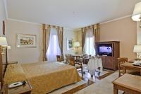Televízia a/alebo spoločenská miestnosť v ubytovaní Tmark Hotel Vaticano