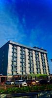 TanjungredepにあるSM Tower Hotel and Convention Berauの前に車が駐車されている大きな建物