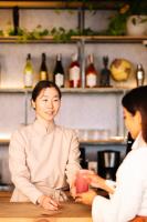 JargalantYeruu lodge的站在吧台的女人