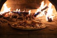 JargalantYeruu lodge的坐在砖炉里的比萨饼