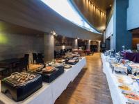 una línea de buffet con platos de comida en las mesas en HOTEL MYSTAYS Sapporo Nakajima Park, en Sapporo