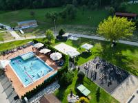 Bazén v ubytovaní Villa Betula Resort & Camping alebo v jeho blízkosti