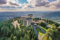una vista aérea de un edificio en las montañas en Ringberg Hotel, en Suhl