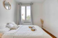 a white bedroom with a large bed with a mirror at Appartement chic proche gare de Clamart + Netflix in Malakoff