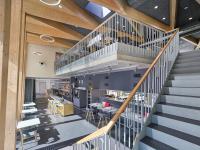 Una vista aérea del vestíbulo de un edificio con escaleras. en Das Neue CAPITOL, en Bad Berleburg