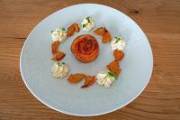 Un plato blanco con comida en forma de cara. en Résidences Valdys Thalasso & Spa de Rockroum, en Roscoff