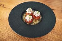 un plato negro con tres postres en una mesa en Résidences Valdys Thalasso & Spa de Rockroum, en Roscoff