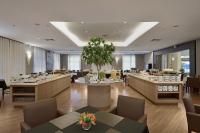 リベイラン・プレトにあるAraucaria Plazaの部屋にテーブルと椅子があるレストラン