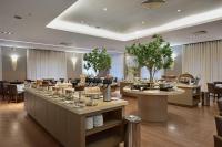 リベイラン・プレトにあるAraucaria Plazaのグラスが展示されたビュッフェラインのあるレストラン