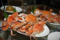 een groep kreeften op borden op een tafel bij Salakphet Resort in Ko Chang