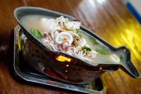 een kom eten op een bord op een tafel bij Salakphet Resort in Ko Chang