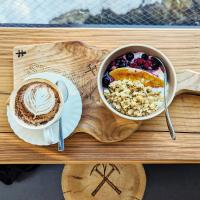 野沢温泉村にあるGondola Houseのコーヒーとフルーツのボウル入りトレイ