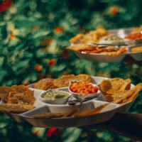 un piatto di cibo con antipasti e salse di EcoHotel Casa Maria Parda a Cocorná