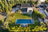 an aerial view of a house with a swimming pool at Maison de 4 chambres avec piscine privee jacuzzi et terrasse a Noves in Noves