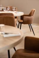 un grupo de mesas y sillas con copas de vino. en Domaine et Château de Valinches, en Marols