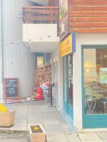 un magasin avec une enseigne sur le côté d'un bâtiment dans l'établissement Auberge le bois du cornet, à La Forclaz