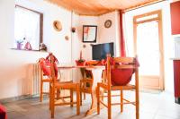 Televízia a/alebo spoločenská miestnosť v ubytovaní Chalet Les Ecrins - Studio Cabine 3/4 personnes exposé Nord-Est MAE-7994