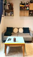 ein Wohnzimmer mit einem Sofa und einem Couchtisch in der Unterkunft Charmant Appartement moderne Paris 13e in Paris